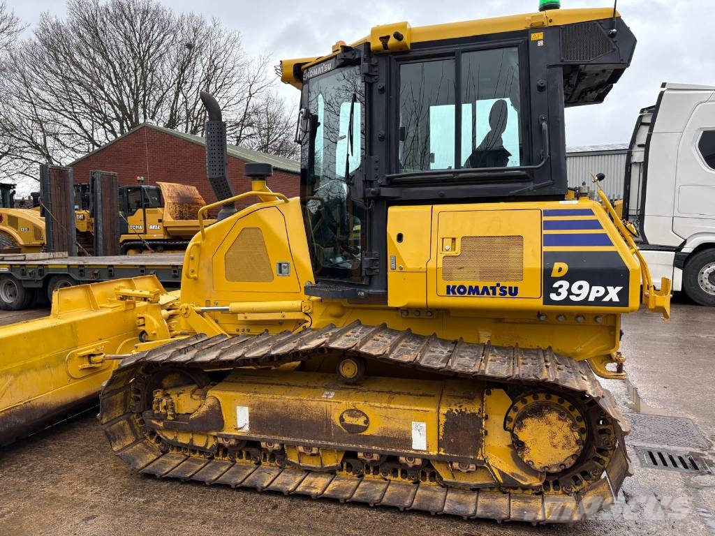 Komatsu D39PX-24 Buldozer sobre oruga