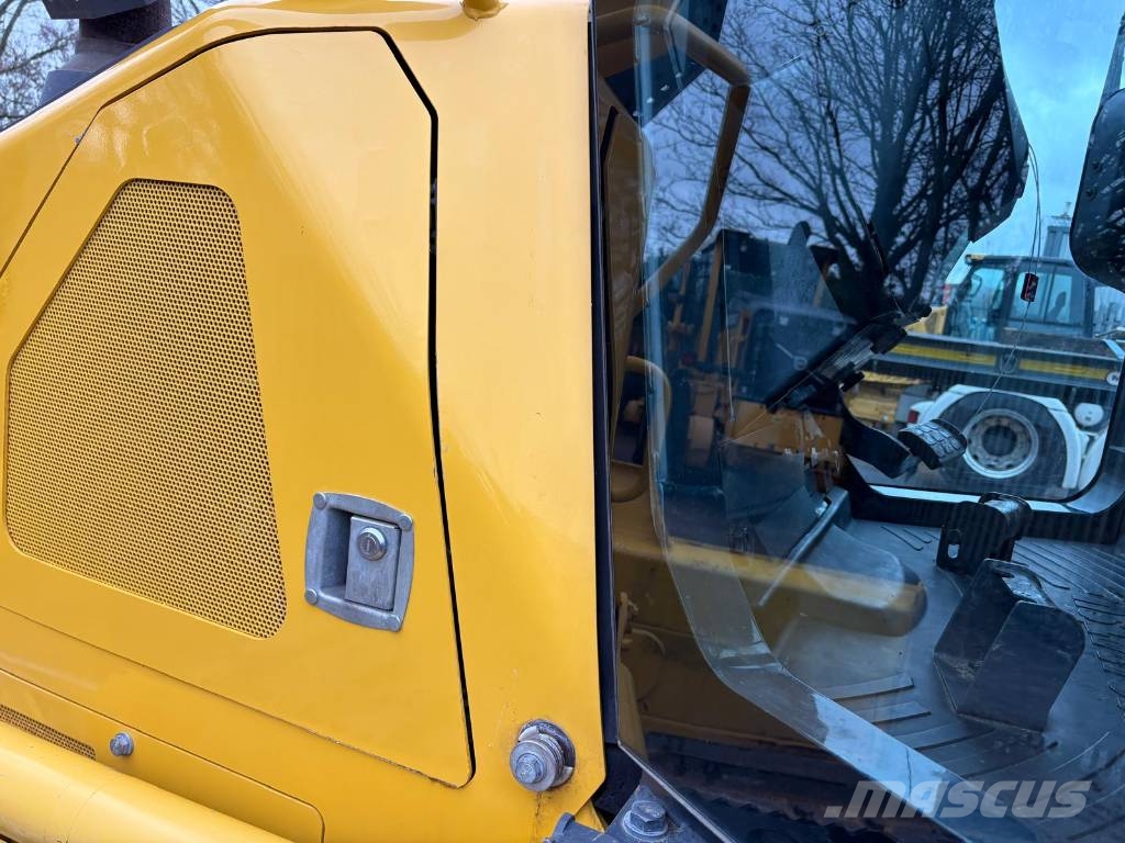 Komatsu D39PX-24 Buldozer sobre oruga