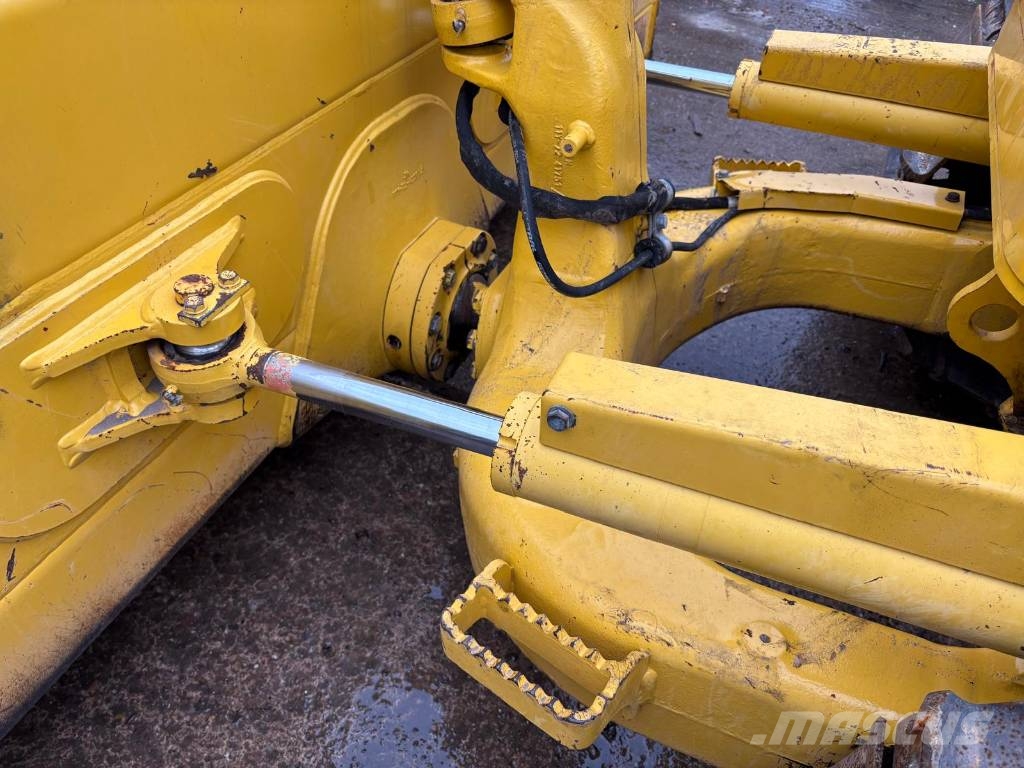 Komatsu D39PX-24 Buldozer sobre oruga