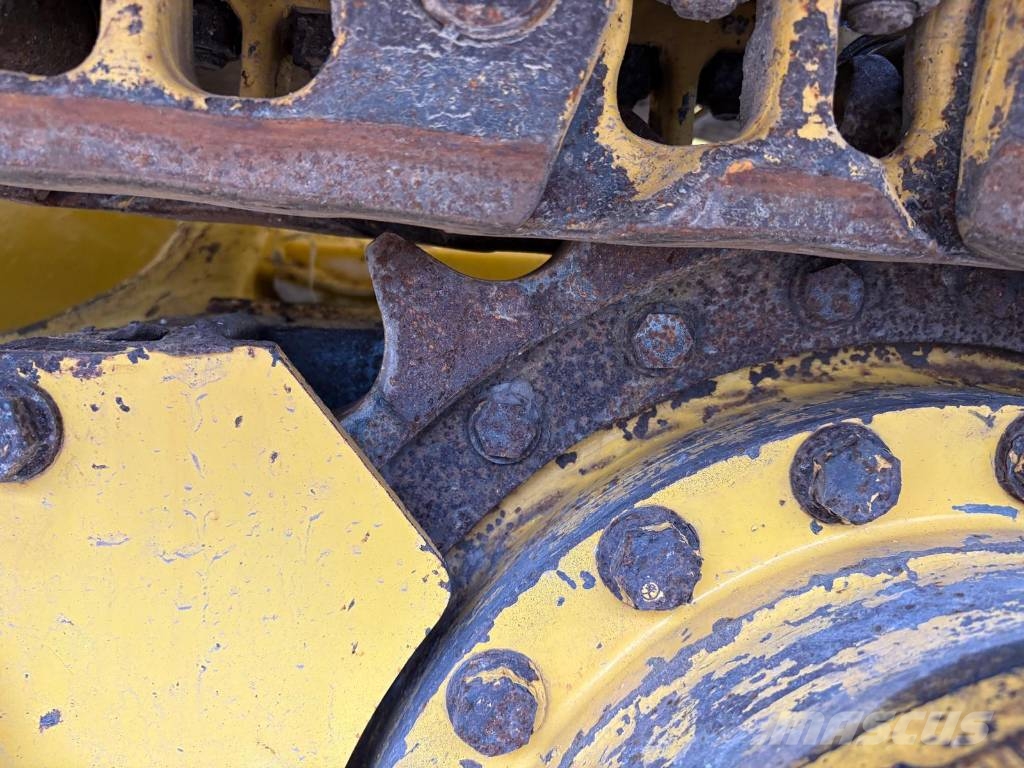 Komatsu D39PX-24 Buldozer sobre oruga
