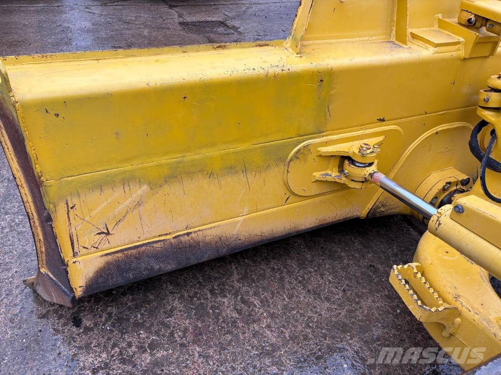 Komatsu D39PX-24 Buldozer sobre oruga