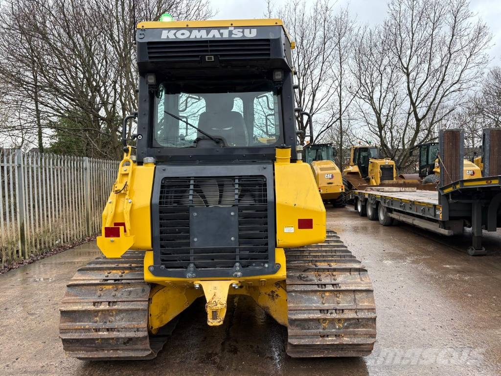 Komatsu D39PX-24 Buldozer sobre oruga