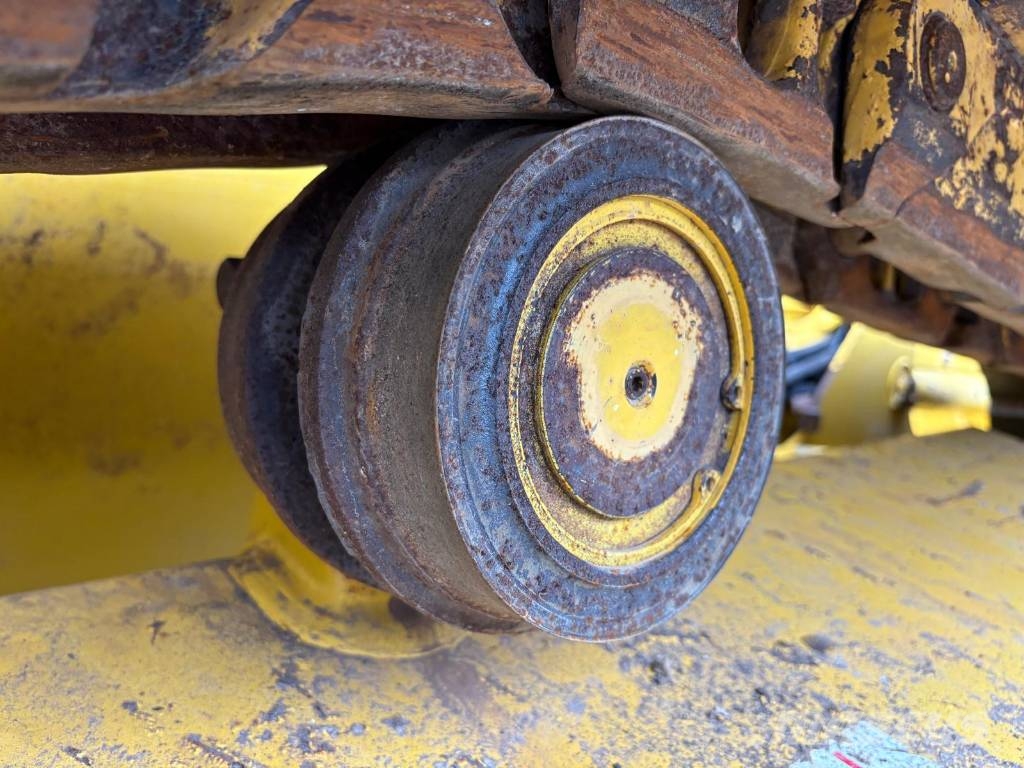 Komatsu D39PX-24 Buldozer sobre oruga