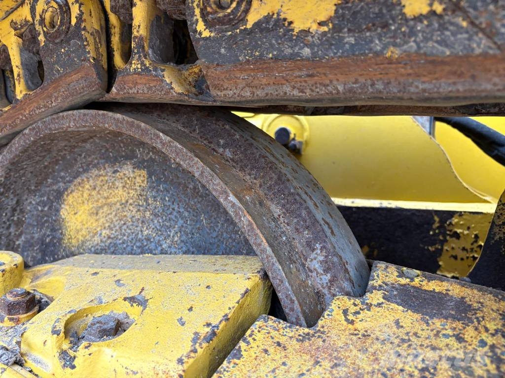 Komatsu D39PX-24 Buldozer sobre oruga