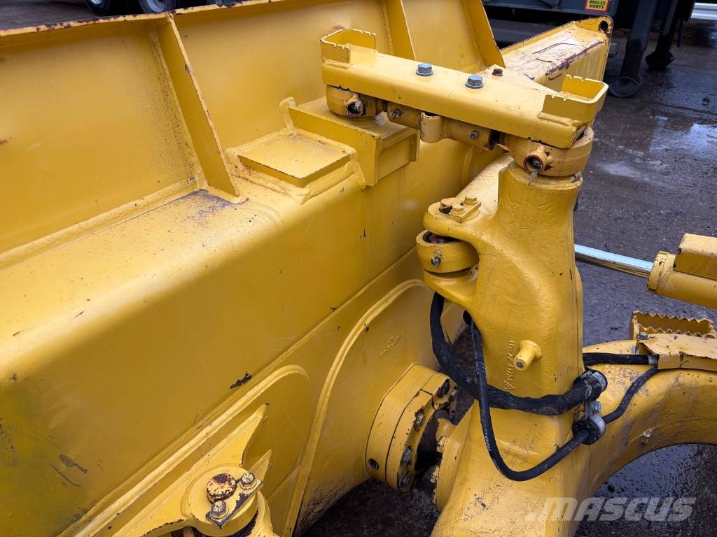 Komatsu D39PX-24 Buldozer sobre oruga
