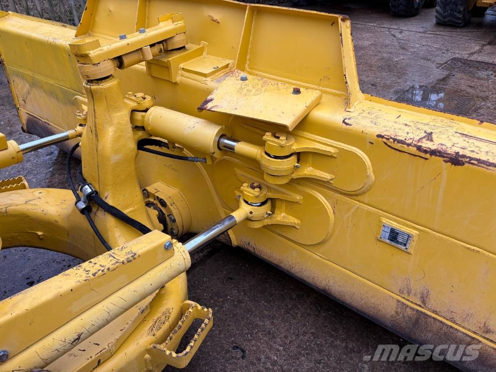 Komatsu D39PX-24 Buldozer sobre oruga