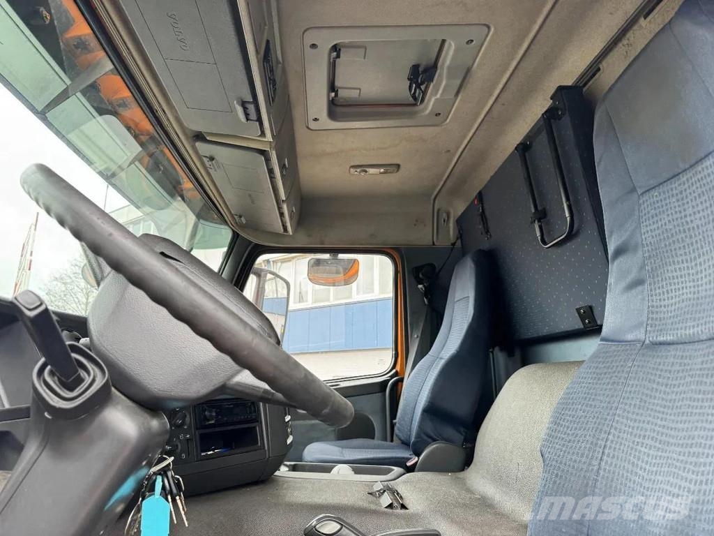 Volvo FM 340 6X2 DHOLLANDIA 2000 KG CURTAINS Camión con caja abierta