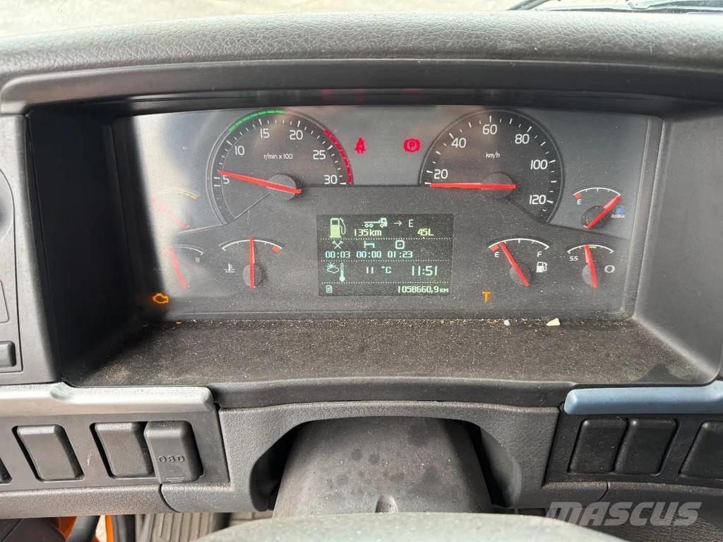 Volvo FM 340 6X2 DHOLLANDIA 2000 KG CURTAINS Camión con caja abierta