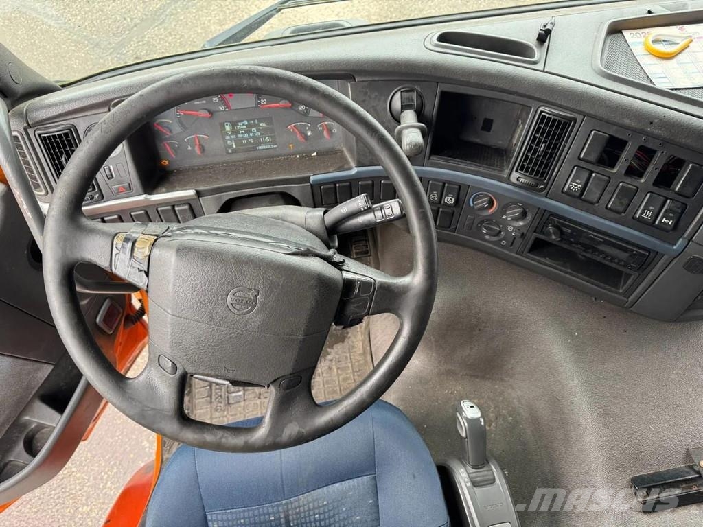 Volvo FM 340 6X2 DHOLLANDIA 2000 KG CURTAINS Camión con caja abierta