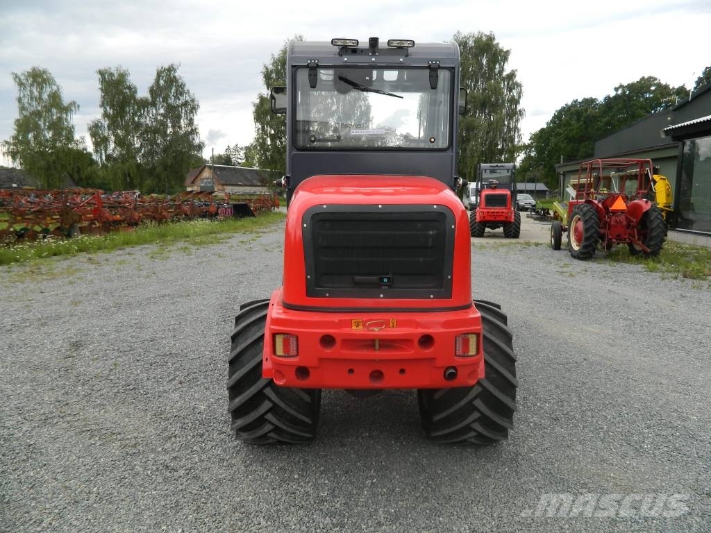 Attack 850A Čelni nakladalci in kopači