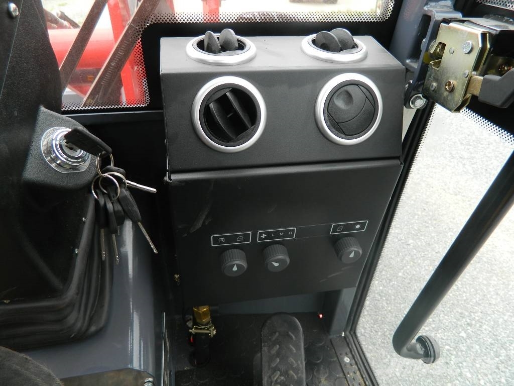 Attack 850A Čelni nakladalci in kopači
