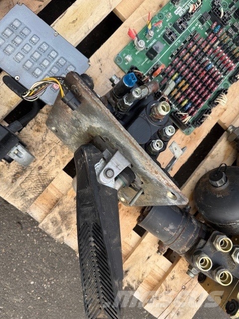 Liebherr CAB PARTS USED LOADERS Førerhus og Interiør