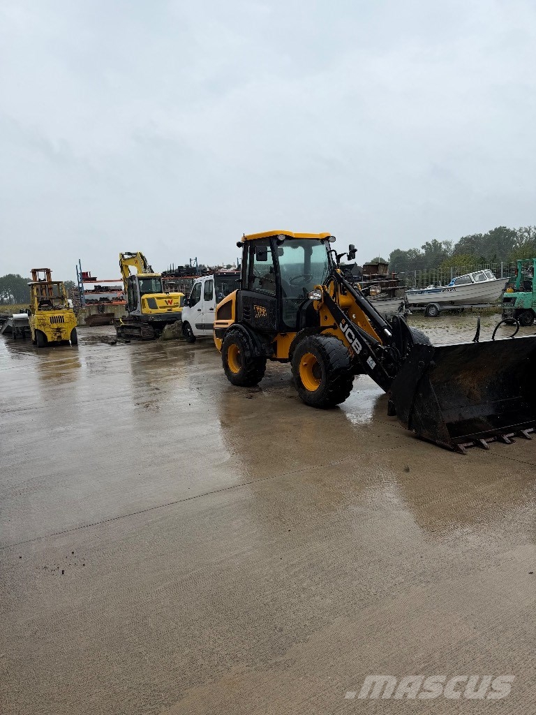 JCB 407 AGRI Pyöräkuormaajat
