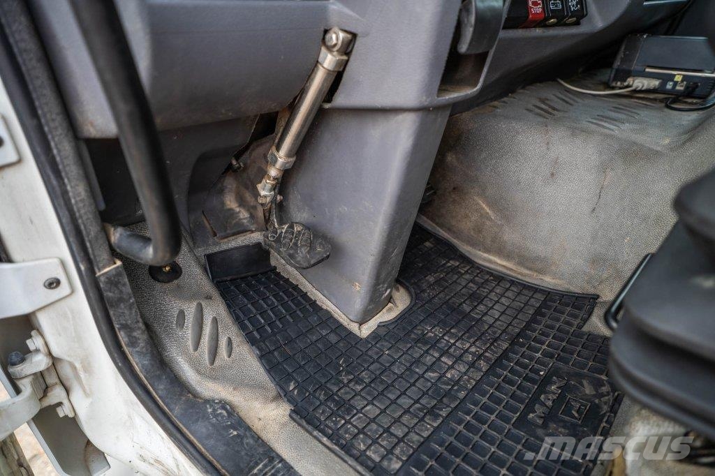 Renault MIDLUM 220 +ALU 9.500L+4 COMP 運油車