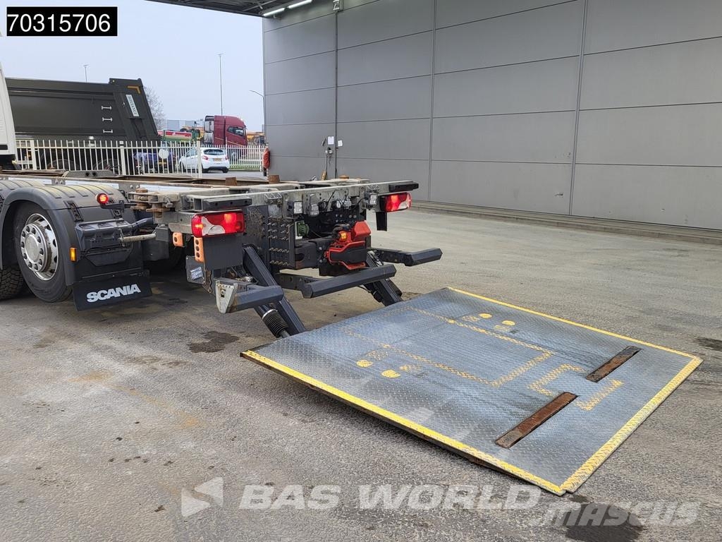 Scania P500 P 6X2 2500kg Ladebordwand Lift+steering axle Cable lift demountable trucks
