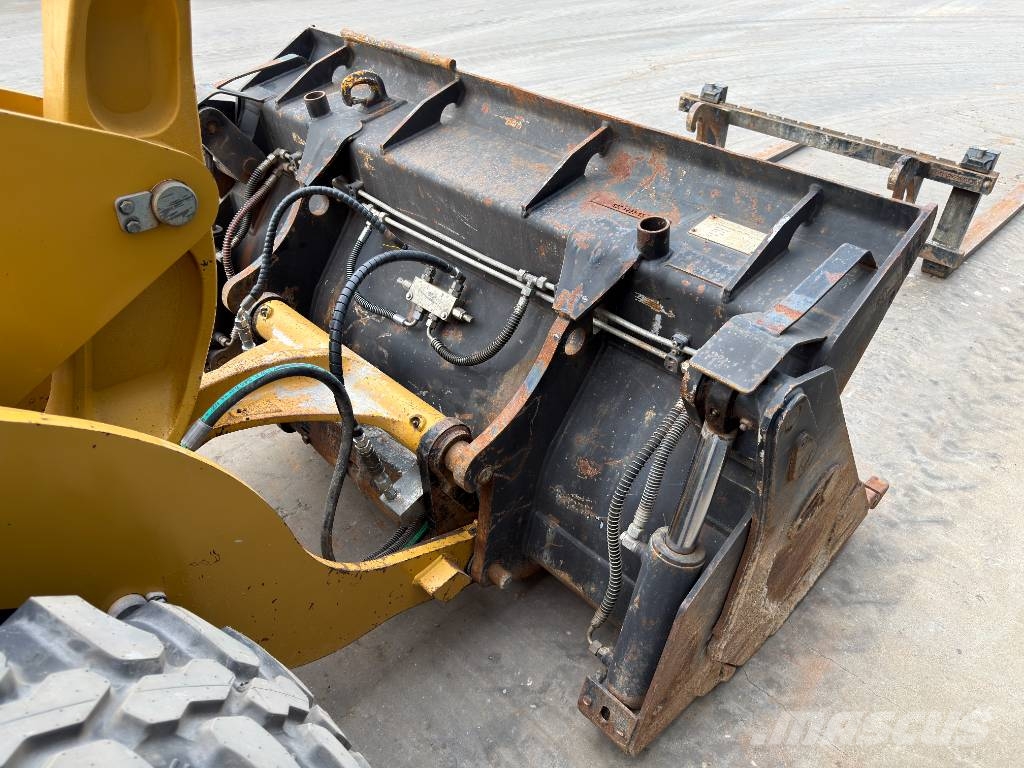 CAT 906M Iekrāvēji uz riteņiem