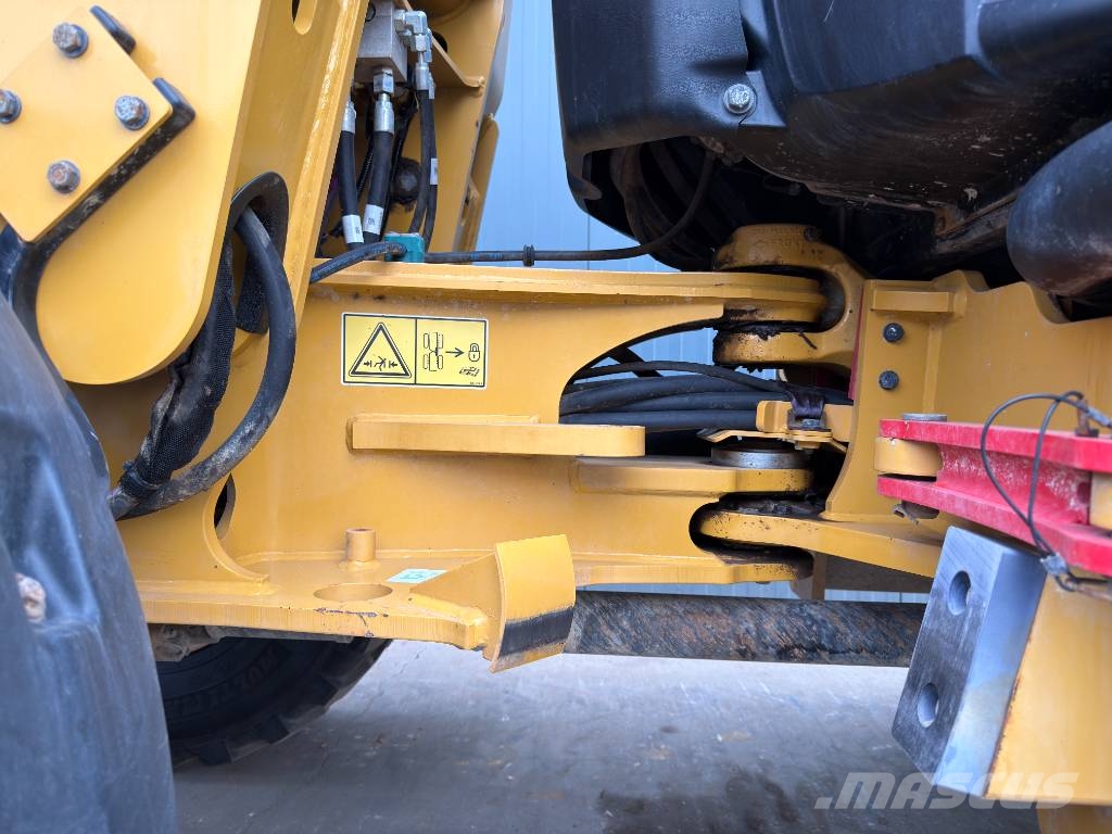 CAT 906M Iekrāvēji uz riteņiem