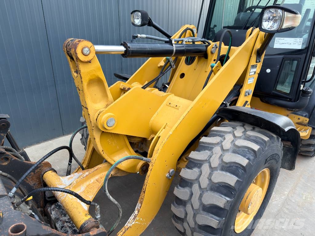CAT 906M Iekrāvēji uz riteņiem