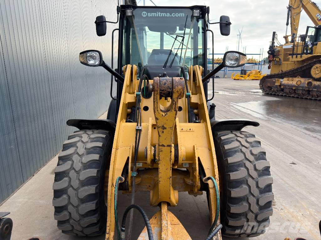 CAT 906M Iekrāvēji uz riteņiem