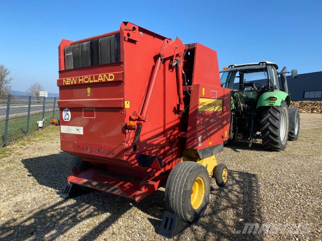 New Holland 640 Enfardadeira de rolos
