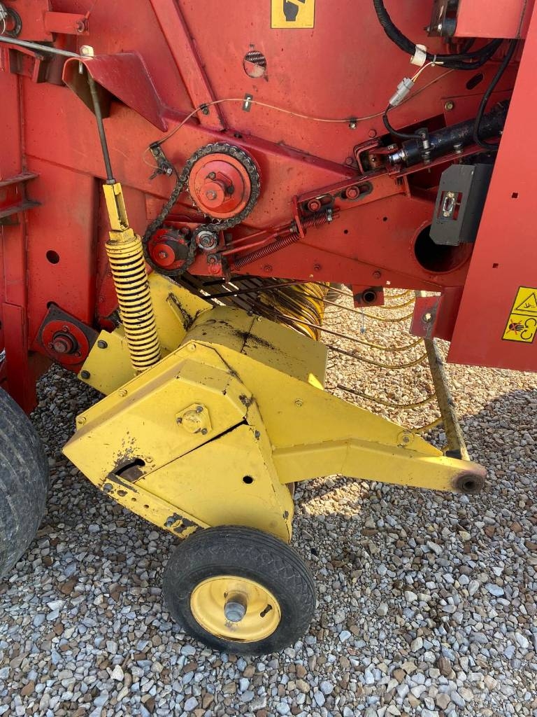 New Holland 640 Enfardadeira de rolos