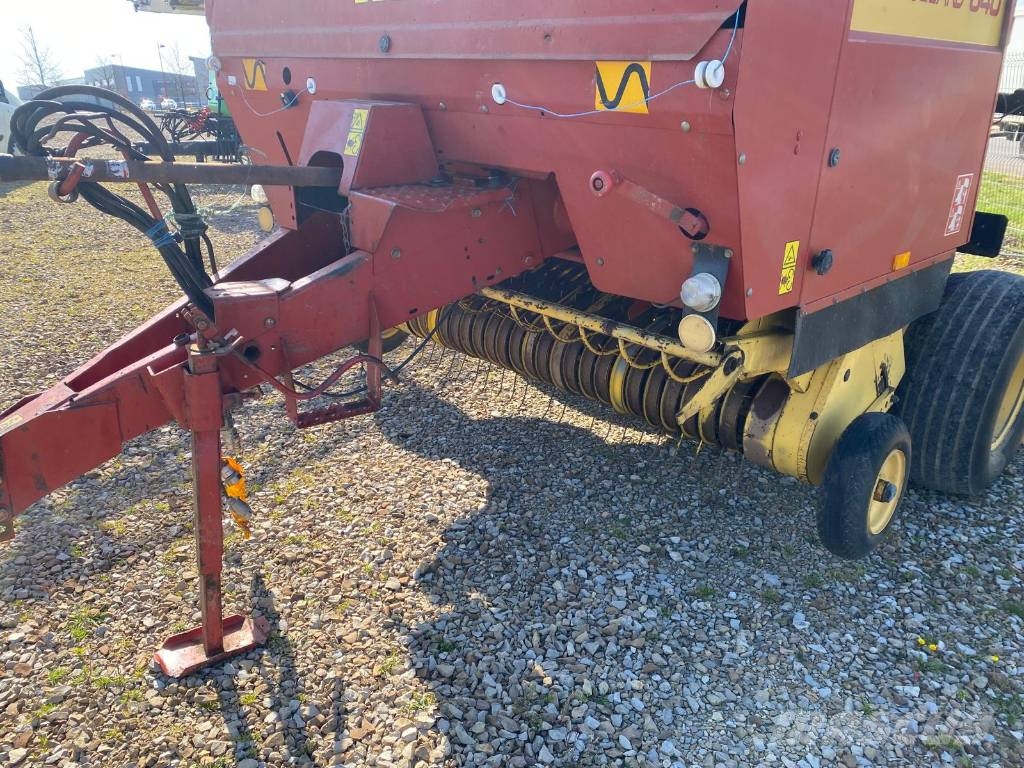 New Holland 640 Enfardadeira de rolos