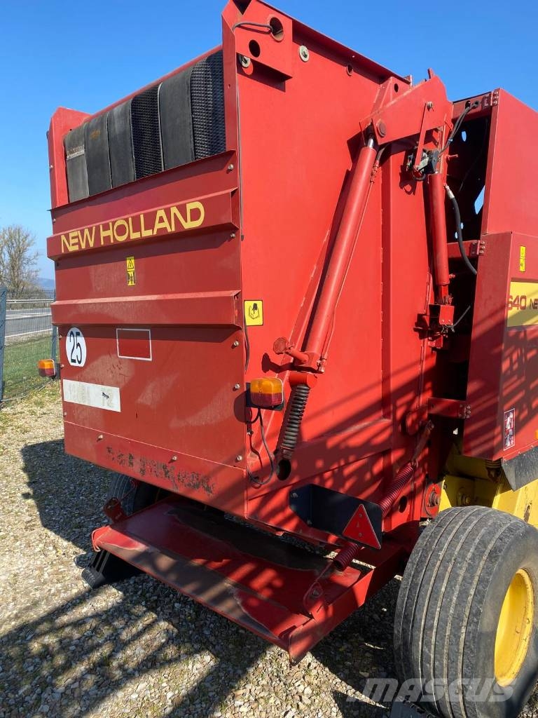 New Holland 640 Enfardadeira de rolos
