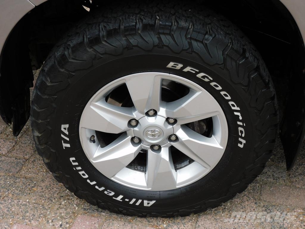 Toyota Land Cruiser 2.8 D-4D-F Challenger Window Van 1e E مركبات عابرة البلاد