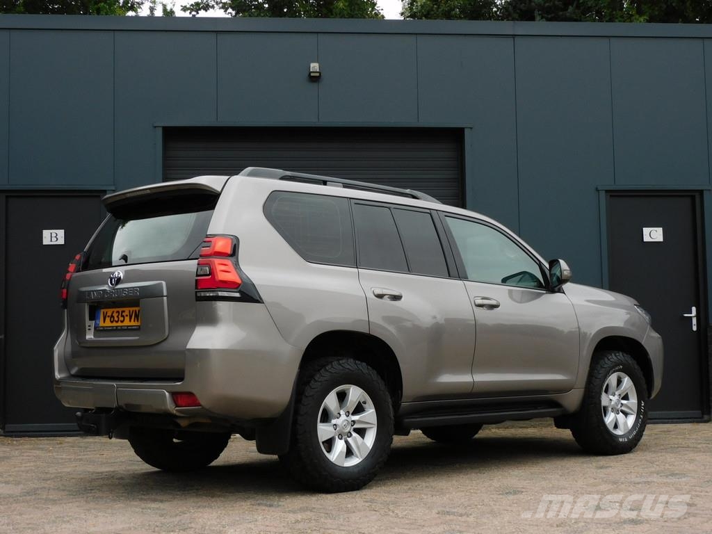 Toyota Land Cruiser 2.8 D-4D-F Challenger Window Van 1e E مركبات عابرة البلاد