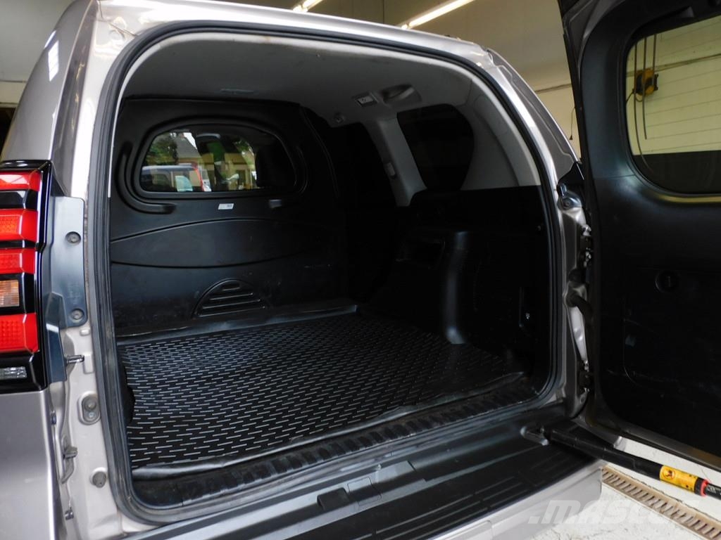 Toyota Land Cruiser 2.8 D-4D-F Challenger Window Van 1e E مركبات عابرة البلاد