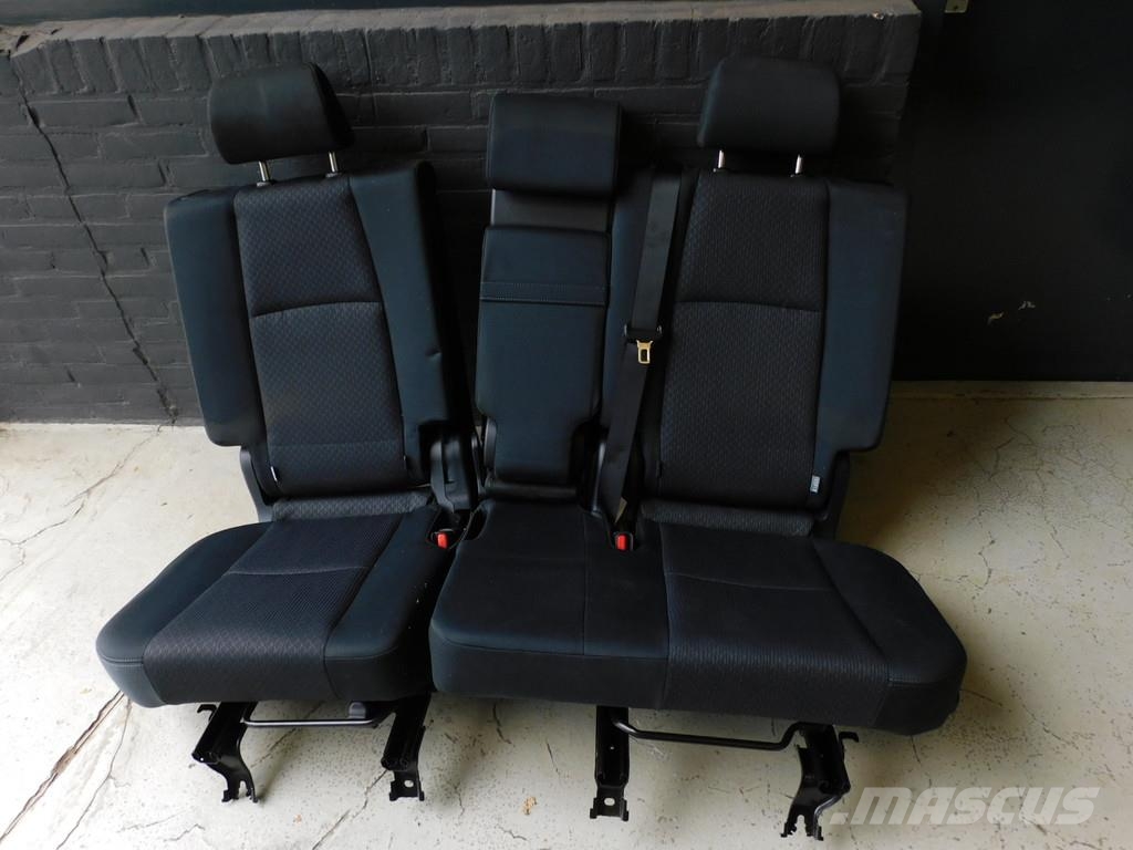 Toyota Land Cruiser 2.8 D-4D-F Challenger Window Van 1e E مركبات عابرة البلاد