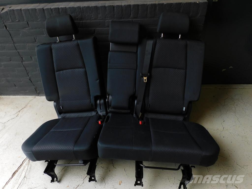 Toyota Land Cruiser 2.8 D-4D-F Challenger Window Van 1e E مركبات عابرة البلاد