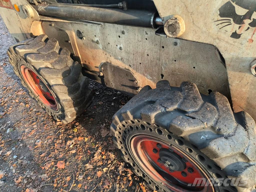 Bobcat S 220 スキッドステアローダー