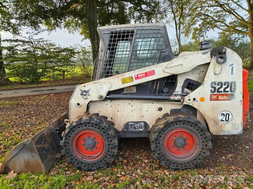 Bobcat S 220 スキッドステアローダー