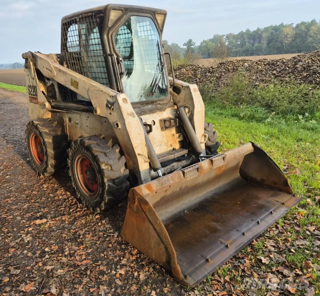 Bobcat S 220 スキッドステアローダー