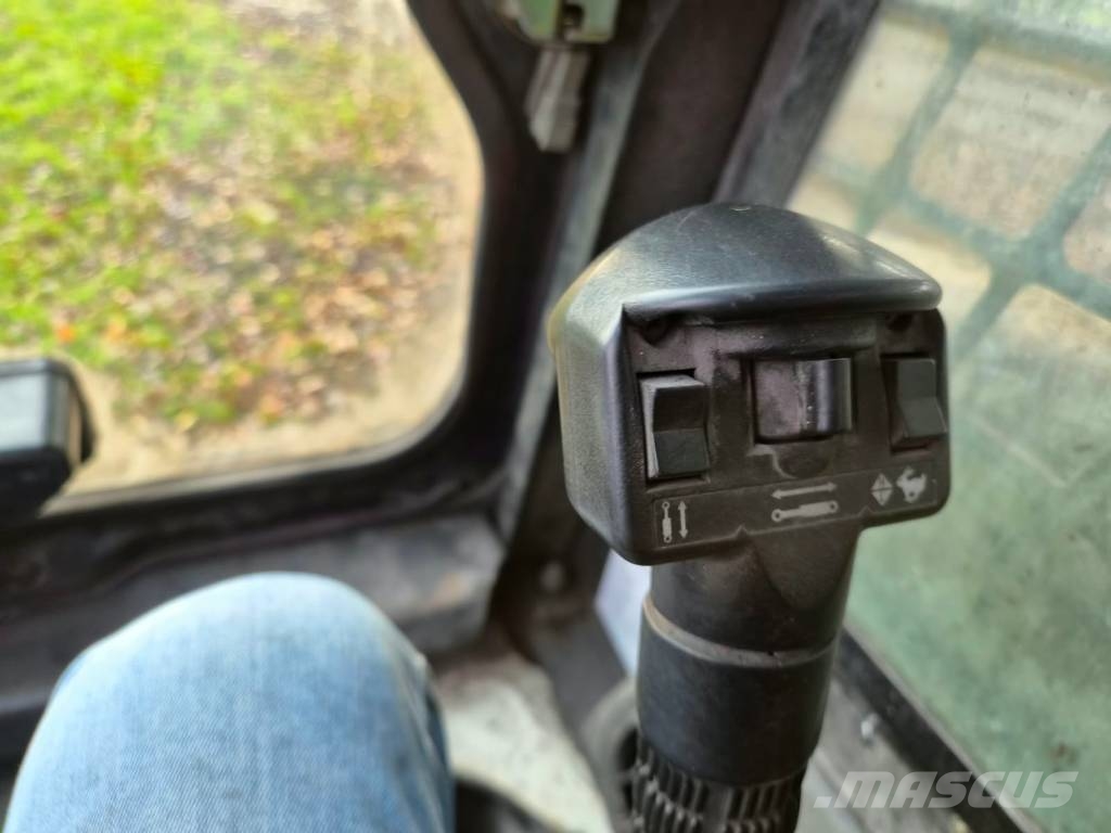 Bobcat S 220 スキッドステアローダー