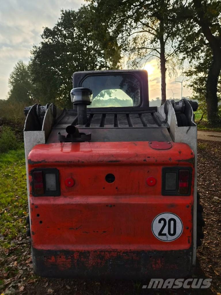 Bobcat S 220 スキッドステアローダー