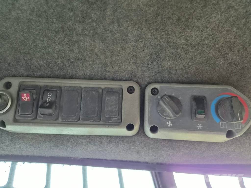 Bobcat S 220 スキッドステアローダー