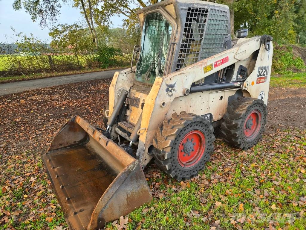 Bobcat S 220 スキッドステアローダー