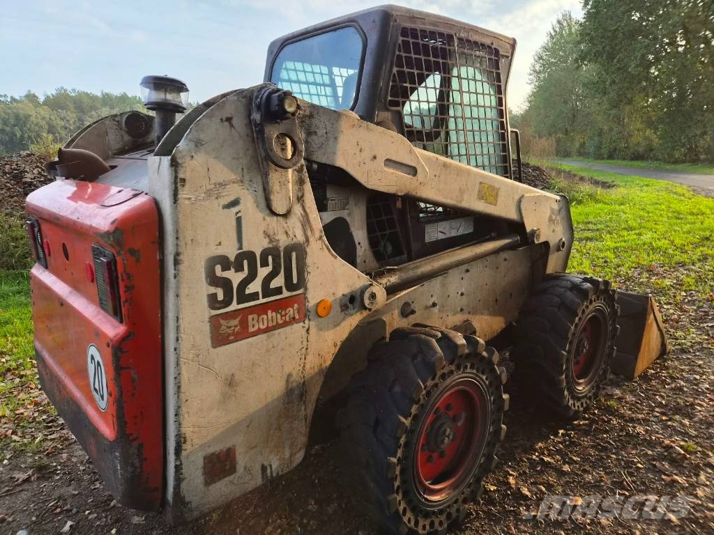 Bobcat S 220 スキッドステアローダー