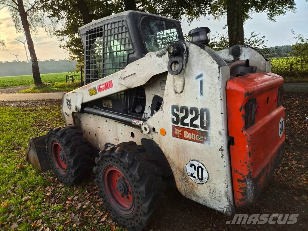 Bobcat S 220 スキッドステアローダー