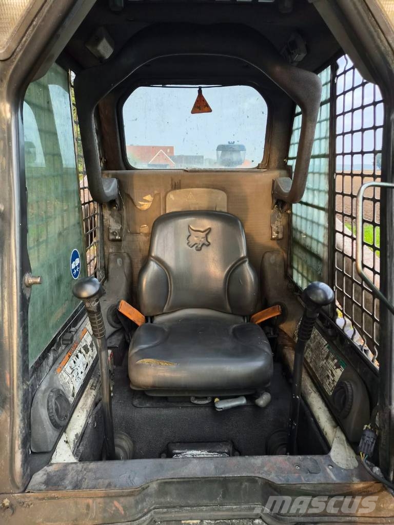 Bobcat S 220 スキッドステアローダー
