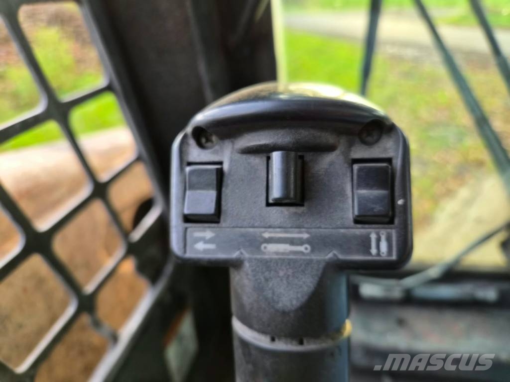 Bobcat S 220 スキッドステアローダー