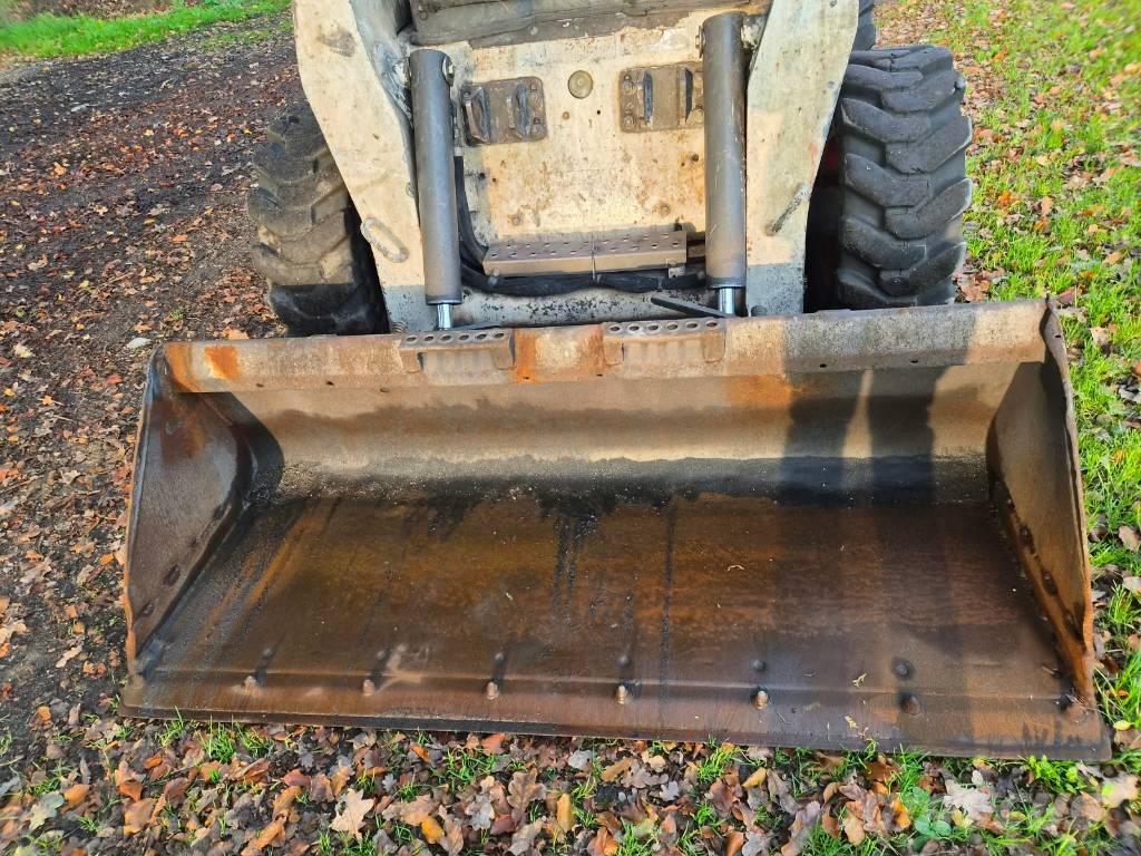 Bobcat S 220 スキッドステアローダー