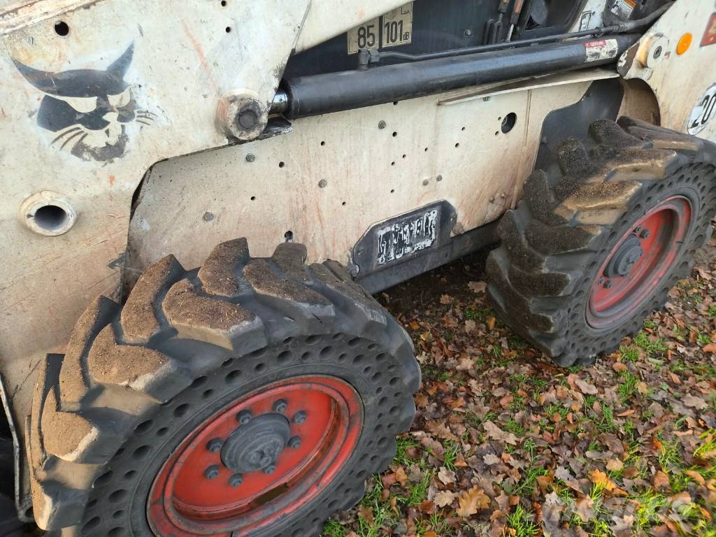 Bobcat S 220 スキッドステアローダー