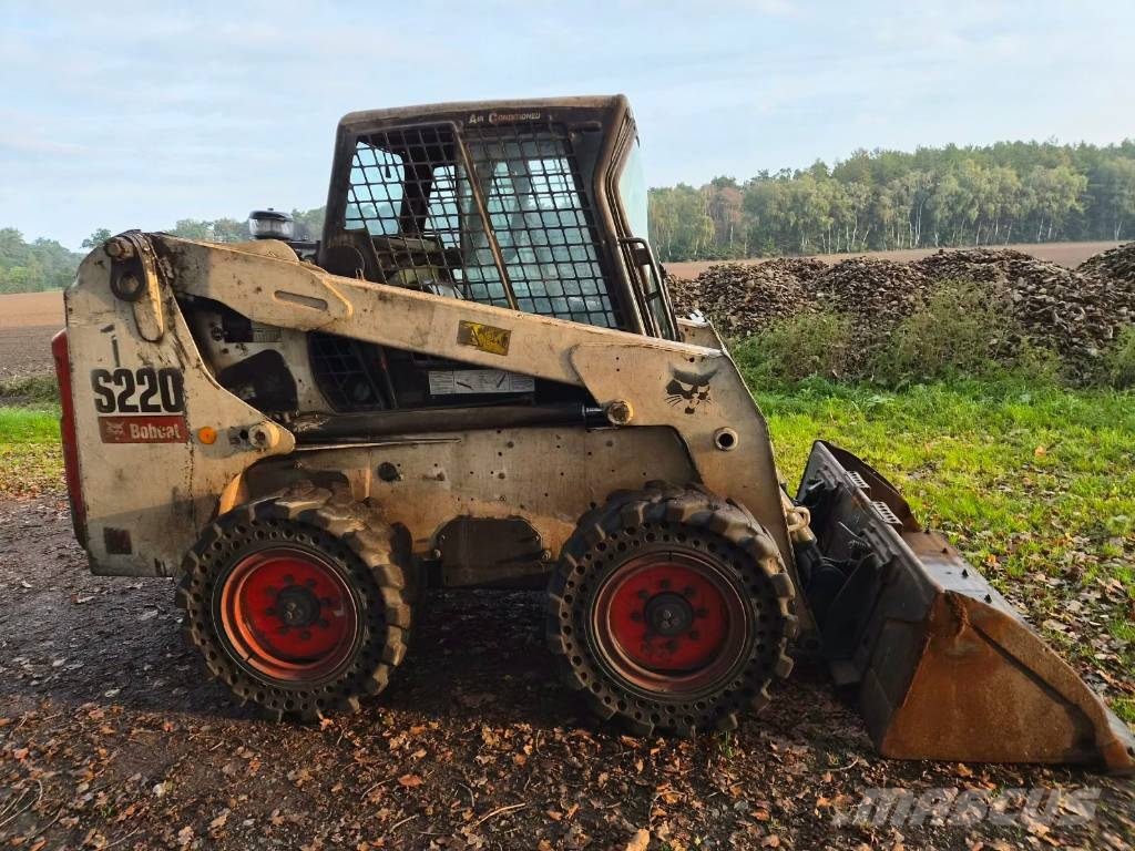Bobcat S 220 スキッドステアローダー
