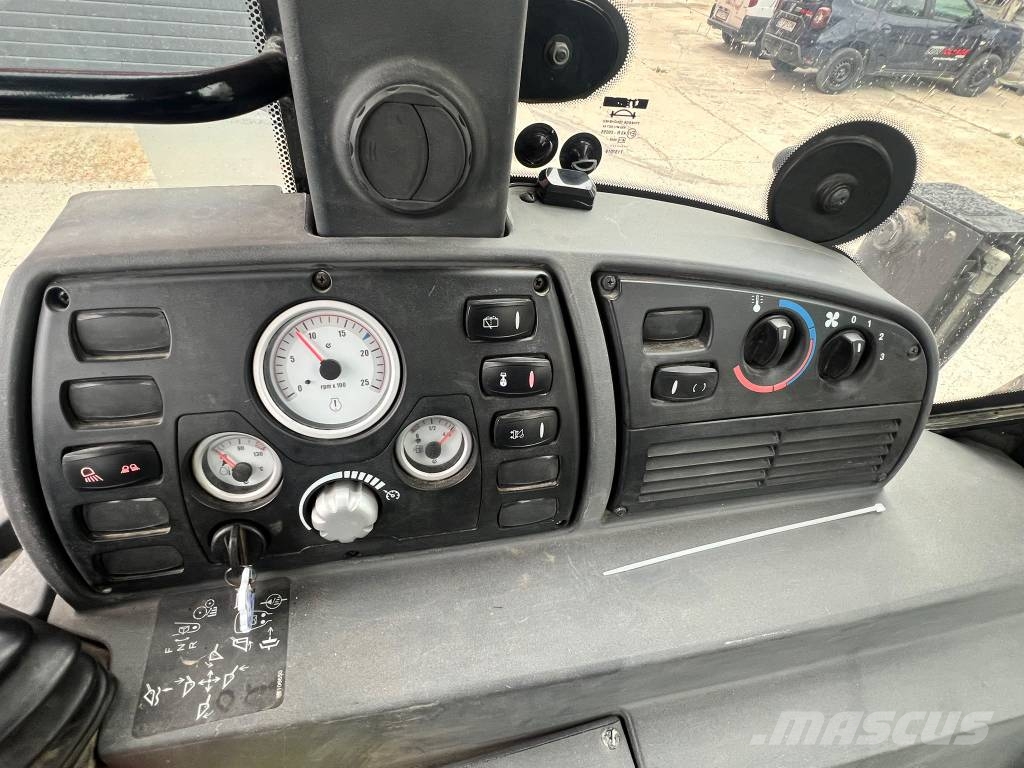 Mecalac TLB 990PM لوادر ذات جرافات عكسية