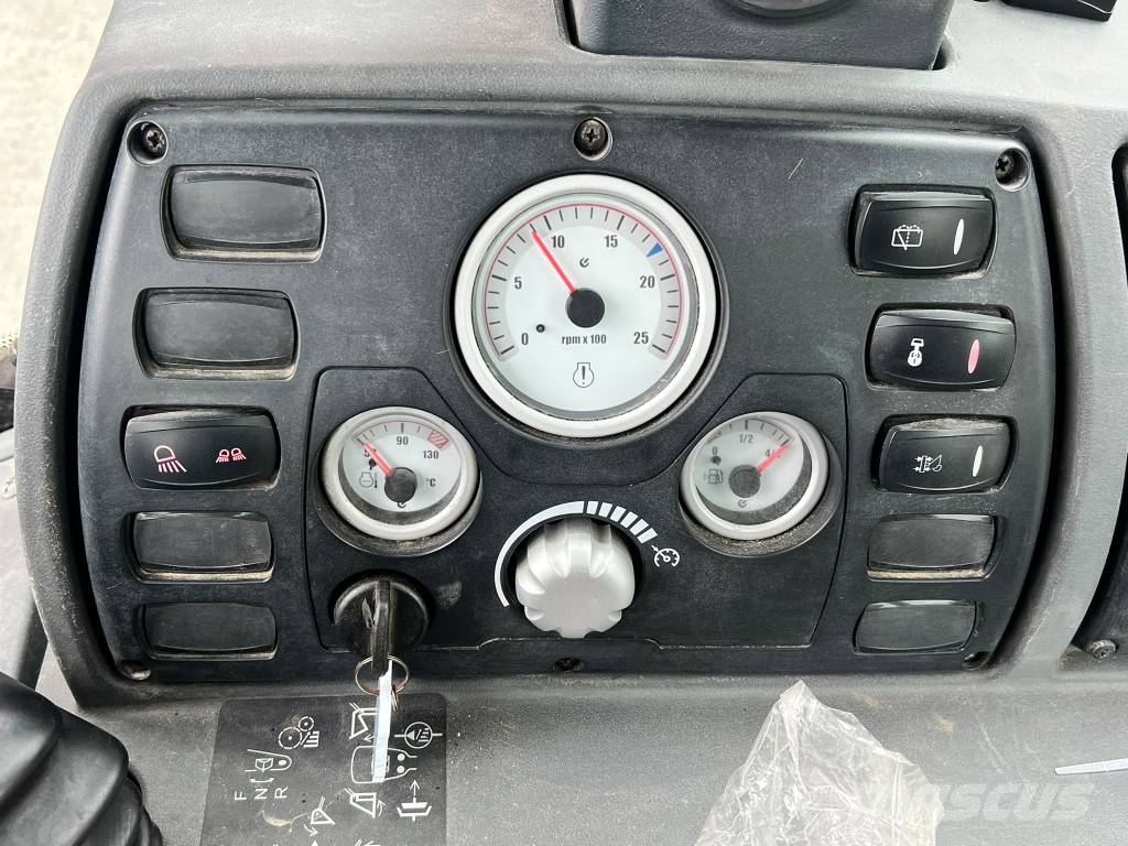 Mecalac TLB 990PM لوادر ذات جرافات عكسية