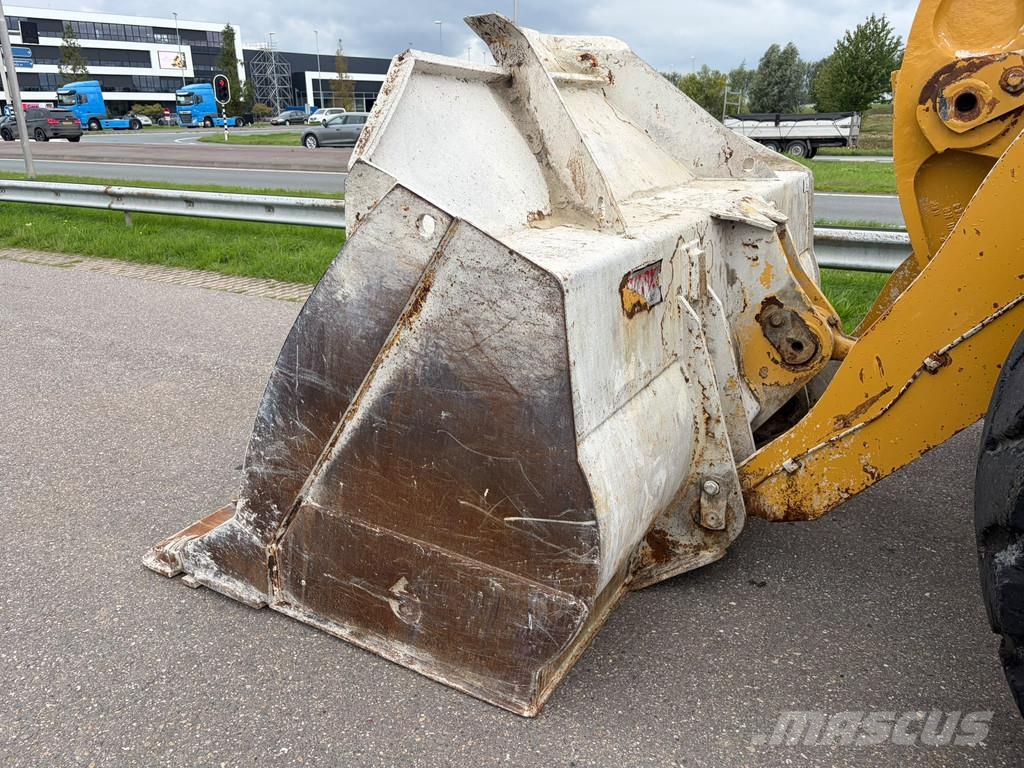 CAT 966K Kolesni nakladalci