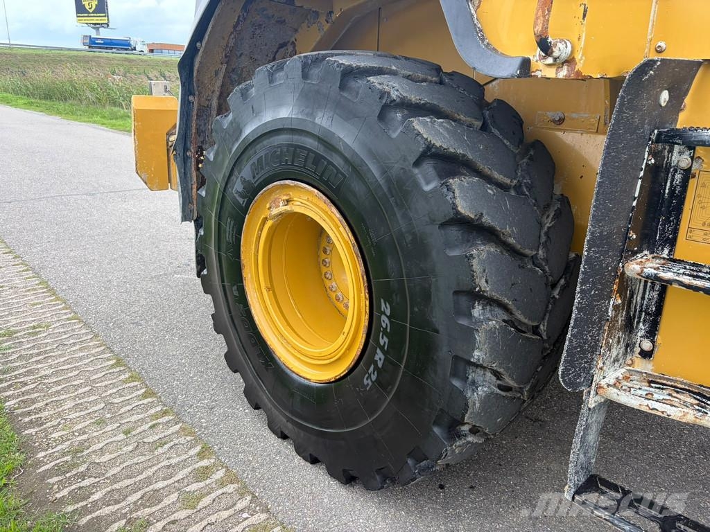CAT 966K Kolesni nakladalci